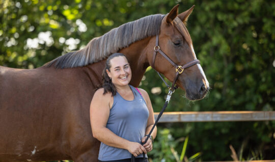 Vanaf vandaag is Cynthia Overbeeke de stalruiter die onze paarden traint en uitbrengt op wedstrijden